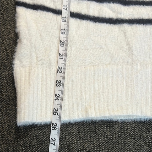 NWT Bleu Gray Soft Fuzzy White and Black Striped Crew Neck Sweater sz L - Picture 6 of 8
